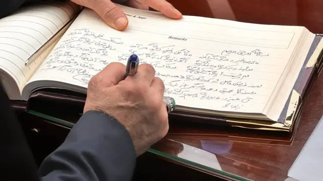 بازدید مسعود پزشکیان از آرمگاه اقبال لاهوری