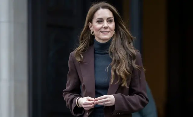 Image of Catherine Middleton, the Princess of Wales smiling while holding her fingers