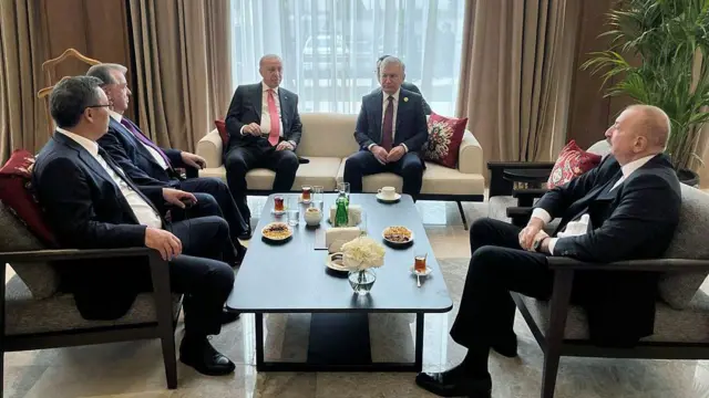 تصاویرمحل اجلاس نشان می دهد که رهبران شرکت‌کننده در نشست اکو لحظاتی به صورت غیررسمی در حال صرف چای در کنار هم گفت‌و‌گو کردند.