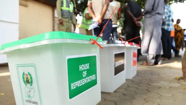 Akwatin zabe a shirye tsab jiran jama'a su zo su yi zabe