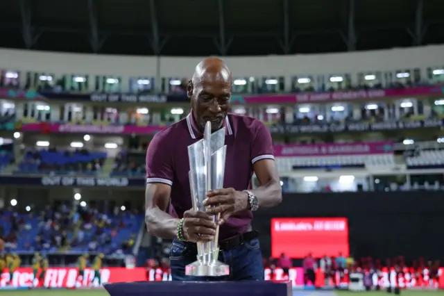 ক্যারিবিয়ান কিংবদন্তী ক্রিকেটার ভিভ রিচার্ডসের হাতে বিশ্বকাপের ট্রফি