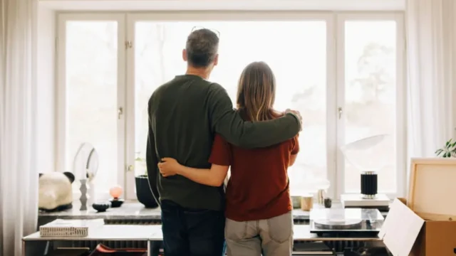 Babasına sarılmış bir genç kız