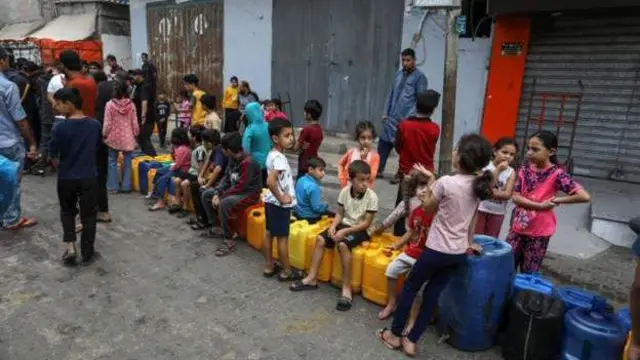 গাজার দক্ষিণাঞ্চলের রাফাহ এলাকায় পরিষ্কার পানির জন্য লাইন ধরেছে শিশুরা