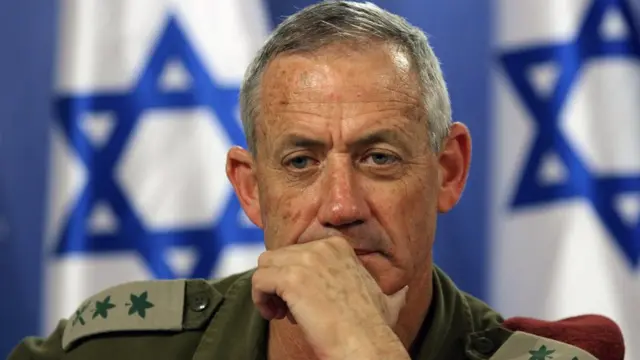 بنی گتس از نظامیان سابق است که با تاسیس یک حزب سیاسی وارد دنیای سیاست شده و هم‌اکنون در نظرسنجی‌ها، بعد از نتانیاهو، دومین گزینه مهم است