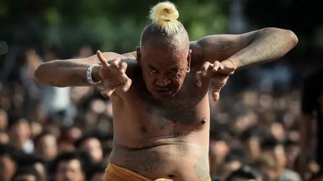 คนของขึ้น ที่พิธีไหว้ครู หลวงพ่อเปิ่น