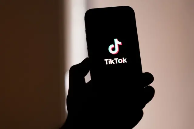 Un teléfono con un logo de TikTok en la pantalla.