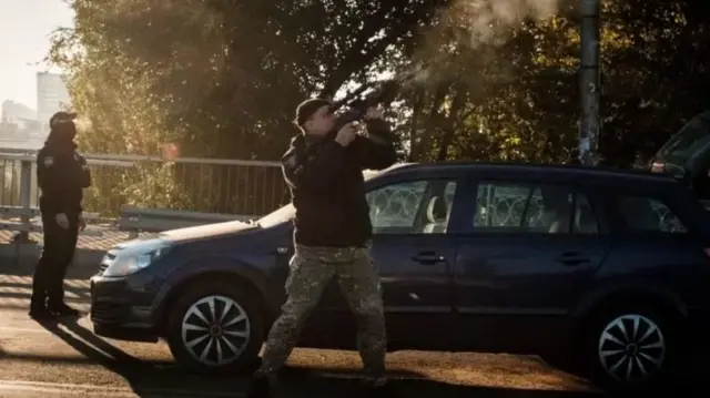 Un Ukrainien à Kiev tire sur l'un des drones.