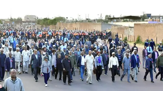 ብየማን ኢሳይያስ ክስጉም ዝርአ ዓብደላ ሙሳ ምስ ላዕለዎት ሰበስልጣን ኤርትራ ኣብ መዓልቲ ሰማእታት ናብ መቓብር ሓርበኛታት እናኸዱ፡ 20 ሰነ 2026፡ ኣስመራ