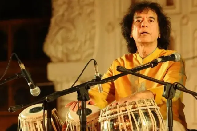 ஜாகிர் ஹுசைன், இந்திய இசைத்துறை மட்டுமன்றி உலகளாவிய மேடைகளில் தனது இசையால் அறியப்பட்டவர்.