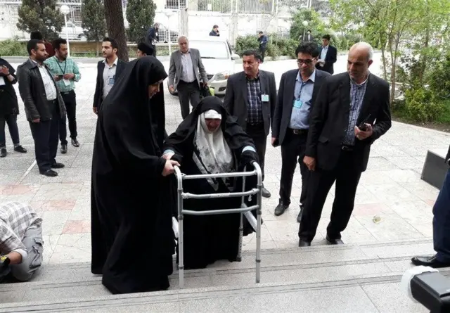 اعظم طالقانی در حال رفتن به محل ثبت نام انتخابات ریاست جمهوری در سال ۱۳۹۶