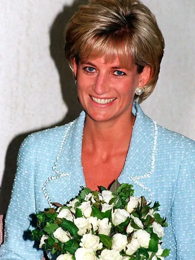 Diana con un ramo de flores en 1997.