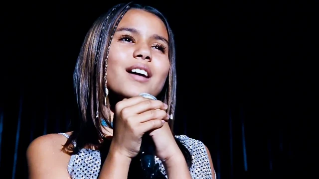 Юна Олівія Олсон виконує пісню Кері в кульмінації фільму "Реальна любов"