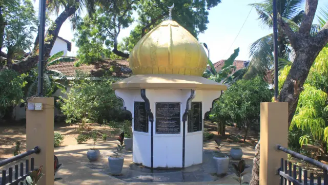 ”புலிகள் அமைப்பினர் கிழக்கு மாகாணத்திலும் அதனை அண்டிய பிராந்தியங்களிலும் முஸ்லிம் பொதுமக்களை படுகொலை செய்தமை தொடர்பில் - இதுவரை முறையான விசாரணைகள் எதையும் அரசு நடத்தவில்லை. அதனால் முஸ்லிம்கள் படுகொலை செய்யப்பட்ட தகவல் சர்வதேசத்தின் கவனத்துக்கு முழுமையாகச் சென்றடையவில்லை. புலிகள் அமைப்பினரால் படுகொலை செய்யப்பட்டு, உடமைகளை இழந்தவர்களின் குடும்பங்களுக்கு இதுவரை எவ்வித இழப்பீடுகளும் கிடைக்கவில்லை. எனவேதான் ஓர் ஆணைக்குழுவை அமைத்து, புலிகளால் படுகொலை செய்யப்பட்ட முஸ்லிம்கள் தொடர்பில் முறையான விசாரணைகளை நடத்துமாறு வலியுறுத்துகின்றோம்" என, 'சுஹதாக்கள் பேரவை'யின் தலைவர் அப்துல் லத்தீப் பிபிசியிடம் கூறினார். புலிகள் அமைப்பு தற்போது அழிக்கப்பட்டு விட்டாலும் கிழக்கு மாகாணத்தில் முஸ்லிம்களை புலிகள் அமைப்பினர் படுகொலை செய்த காலத்தில், அந்த அமைப்புக்குத் தலைமை தாங்கிய, முக்கியஸ்தர்கள், அந்தக் குற்றங்களுக்காகத் தண்டிக்கப்பட வேண்டுமெனவும் லத்தீப் வலியுறுத்தினார். ”1990ஆம் ஆண்டு புலிகள் அமைப்பினரால் நூற்றுக்கணக்கில் முஸ்லிம்கள் படுகொலை செய்யப்பட்ட போது, அந்த அமைப்பின் கிழக்குப் பிராந்தியத் தளபதியாக கருணா அம்மான் இருந்தார். புலிகள் அமைப்பில் அப்போது இருந்த பிள்ளையானும் தற்போது உயிருடன் இருக்கின்றார். எனவே, அந்தப் படுகொலைகளுக்காக இவர்கள் தண்டிக்கப்பட்டே ஆக வேண்டும்," எனவும் அவர் கூறினார்.  கிழக்கு மாகாணம் - காத்தான்குடியிலுள்ள இரண்டு பள்ளிவாசல்களில் 1990 ஆகஸ்ட் 03ஆம் தேதி - இரவு தொழுகையில் ஈடுபட்டுக் கொண்டிருந்த முஸ்லிம்கள் மீது, புலிகள் அமைப்பினர் நடத்திய தாக்குதல்களில் சிறுவர்கள் உள்ளடங்கலாக 103 பேர் சம்பவ இடத்தில் உயிரிழந்தனர். இதன்போது காயப்பட்ட 21 பேர் பின்னர் மரணித்தனர். இந்தச் சம்பவம் நடந்து 10 நாட்களாகுவதற்குள், ஏறாவூர் முஸ்லிம்கள் மீது - புலிகள் அமைப்பினர் தாக்குதல் நடத்தி 121 பேரை படுகொலை செய்தனர்.