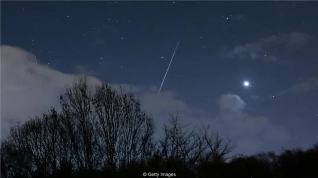 宇宙尘埃或小陨石的细微颗粒闯入地球大气层时，因摩擦燃烧发光，形成自然界流星。
