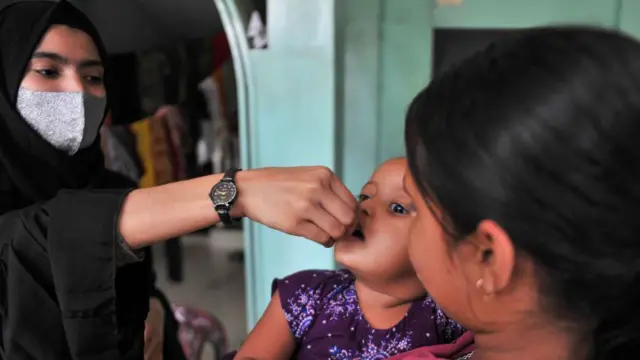 শিশুকে ভিটামিন 'এ' ক্যাপসুল খাওয়ানো হচ্ছে