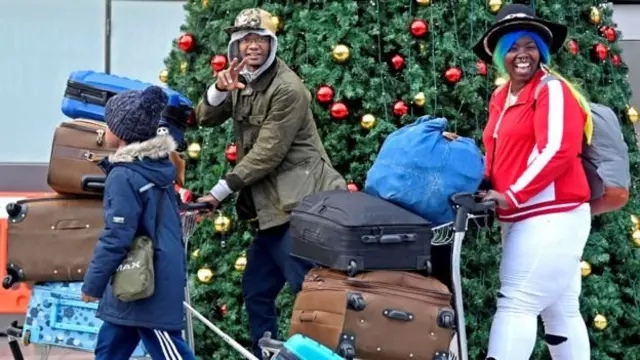 Несмотря на серьезные неудобства, некоторые пассажиры не готовы отказаться от праздничного настроения