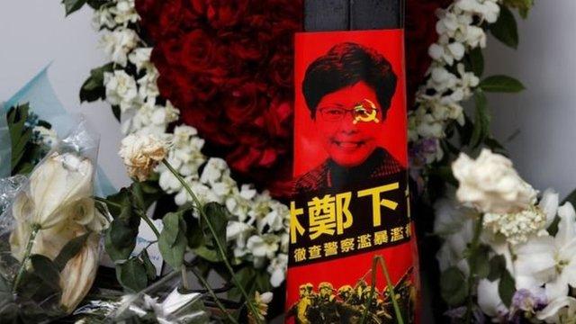 抗议者要求亲北京的香港特首林郑月娥辞职