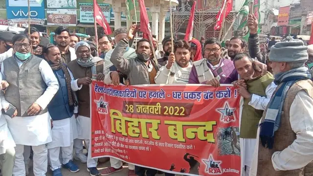 ఆర్ఆర్‌బీ-ఎన్‌టీపీసీ పరీక్షా ఫలితాలపై ఆగ్రహం వ్యక్తం చేస్తున్న విద్యార్థులు