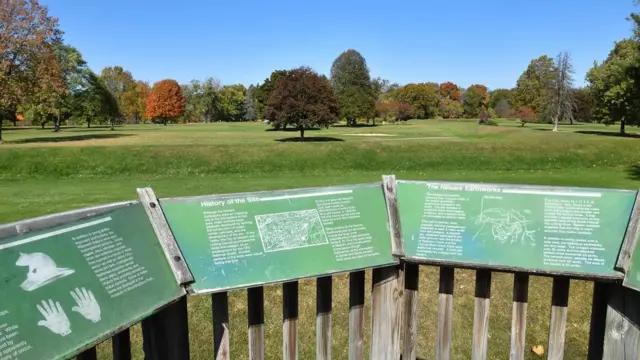 Mala platforma za osmatranje dozvoljava posetiocima da vide humke preko golf terena