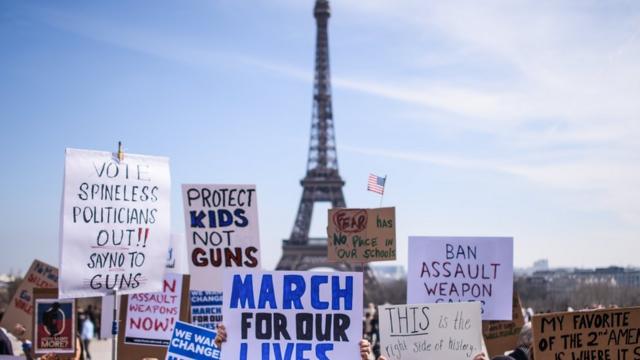 法國巴黎的聲援行動。埃菲爾鐵塔和凱旋門聚集的示威人群呼籲嚴控槍支，