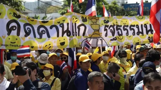 ประชาชนฝ่ายคัดค้านการแก้ไขรัฐธรรมนูญปี 2560 ให้เหตุผลว่ากติกาสูงสุดฉบับนี้ผ่านประชามติเมื่อปี 2559 ด้วยคะแนนเห็นชอบกว่า 16 ล้านเสียง