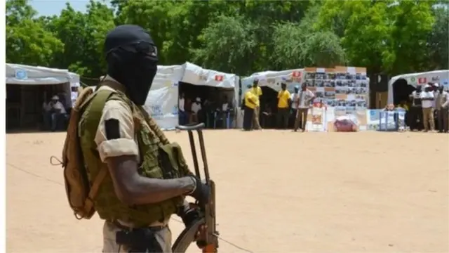 Wani sojan Nijar tsaye a sansanin yan gudun hijira na Diffa