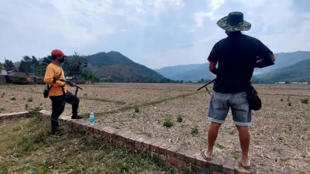 आपल्या समुदयाचं रक्षण करताना मणिपूरमधील तरुण