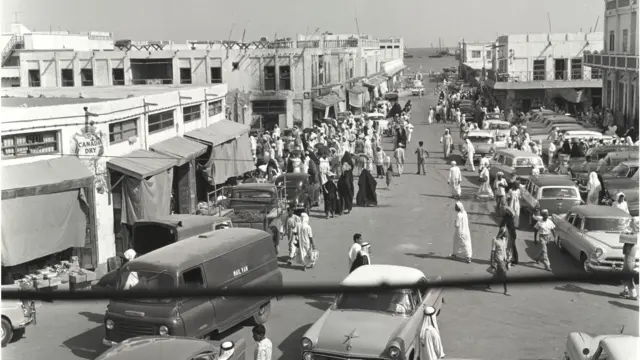 اهالی منامه در سال ۱۹۶۵ علیه استعمار بریتانیا دست به اعتراض‌های گسترده‌ای زدند که در تاریخ منطقه از آن با نام «انتفاضه مارس ۶۵» نام برده می‌شود