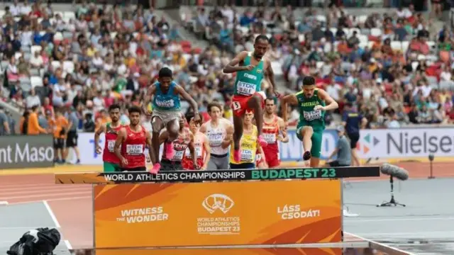 कोच ने दौड़ की बजाय स्टीपलचेज में शामिल होने का सलाह दिया 