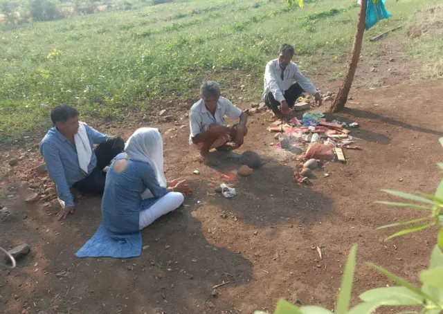 डाकिणीच्या परिक्षेसाठी वापरला जाणारा दगड घेऊन बसलेला. रुल्या हा गौऱ्या गावातला भगत