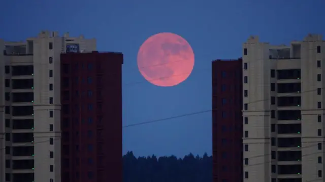 La superluna vista desde Yichang, China.