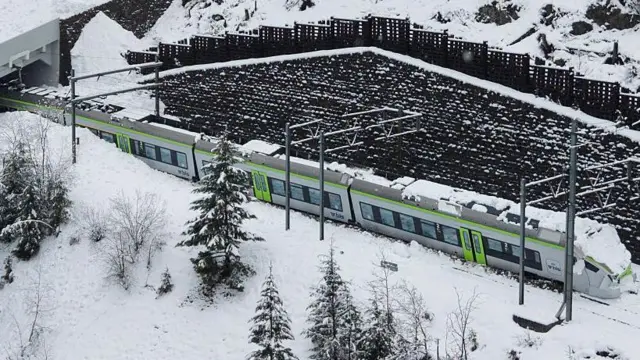 To zdjęcie lotnicze przedstawia regionalny pociąg wykolejony w wyniku lawiny w Goppenstein, w południowej Szwajcarii, 16 lutego 2026 roku.