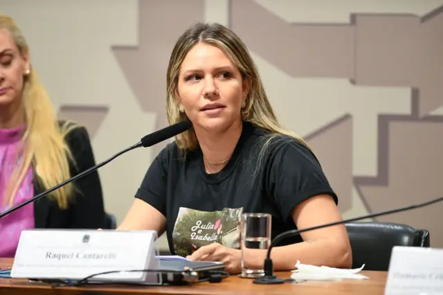 Raquel Cantarelli, uma mulher branca e loira, de cabelos compridos, discursa em sala de comissão do Senado