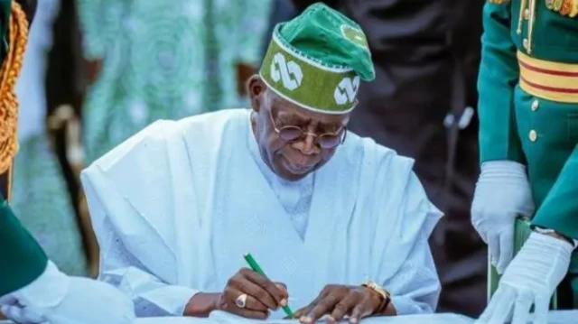 Shugaba Tinubu na rubutu