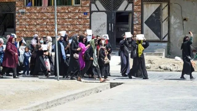 یو شمېر افغان ښځو د خپلو حقونو لپاره احتجاجونه کړي.