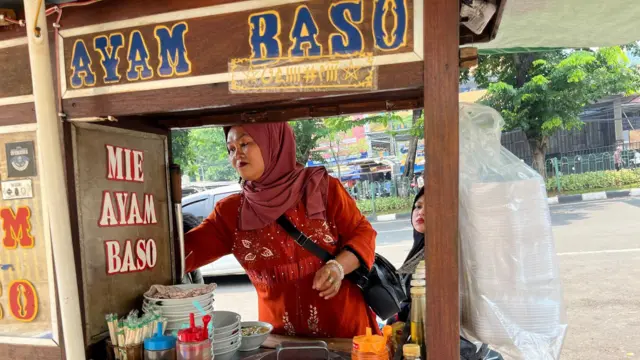 Suwati sudah berjualan bakso sejak 1998. Namun baru mulai berjualan dekat Pasar Senen usai wabah Covid-19 reda.