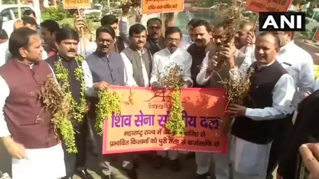 संजय राऊत, अरविंद सावंत, कृपाल तुमाने यांच्यासह अन्य शिवसेनेचे खासदार आंदोलन करताना