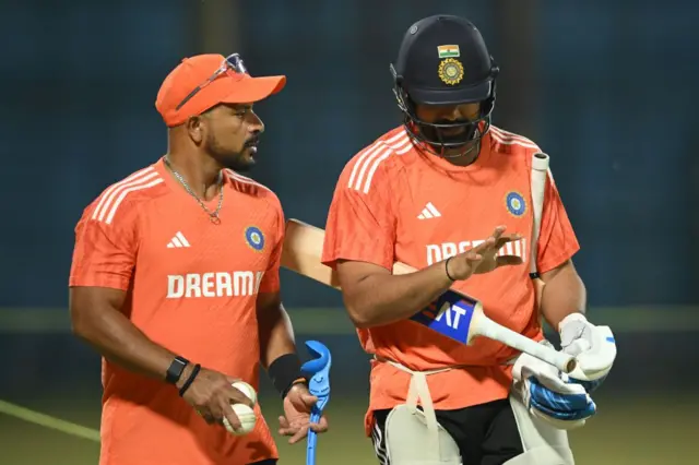 टी दिलीप और रोहित शर्मा