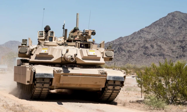 Американський танк Abrams їде на фоні пустелі і гір
