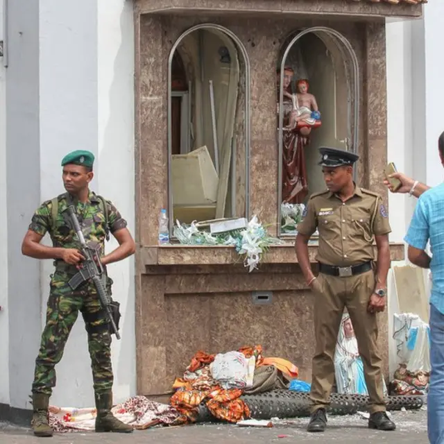 இன்று காலை குண்டுவெடிப்பு நடந்த மற்றொரு இடமான புனித அந்தோனியார் தேவாலயத்தில் பாதுகாப்பு பணியில் ஈடுபடுத்தப்பட்டுள்ள பாதுகாப்பு படையினர்.