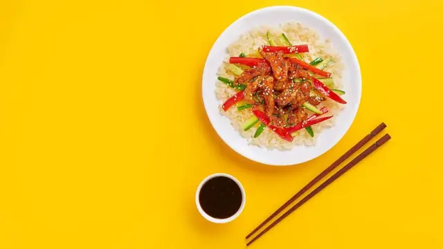 세라믹 그릇에 담겨있는 음식 