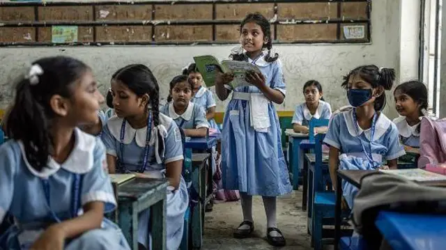 ক্লাসরুমে লেখাপড়ায় ব্যস্ত শিক্ষার্থীরা