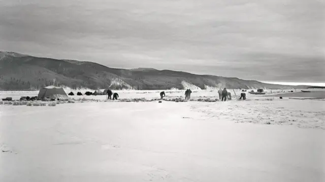 बर्फ के बीच इंसान की तलाश