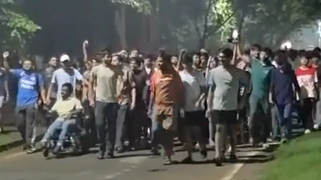 प्रदर्शनकारी स्टूडेंट