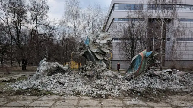 Скульптура "Дніпровські хвилі"