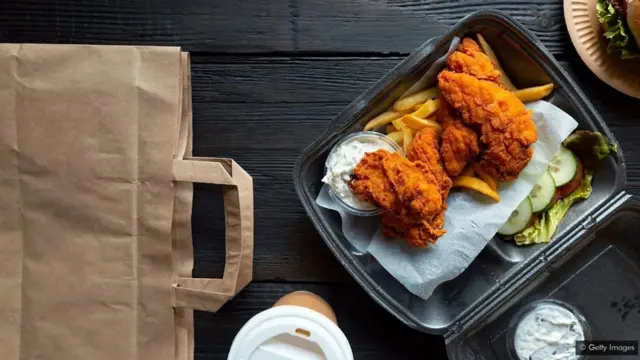 Les micro-ondes n'utilisent pas de radiations ionisantes, il n'y a donc rien de dangereux à les utiliser pour chauffer les aliments