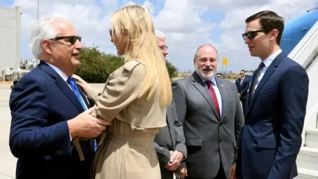 Ivanka Trump chào mừng Đại sứ Hoa Kỳ tại Israel David Friedman (trái) cùng chồng Jared Kushner (phải) tại sân bay quốc tế Ben Gurion