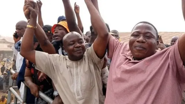 Awọn eeyan kan n fa ọwọ Sunday Igboho soke