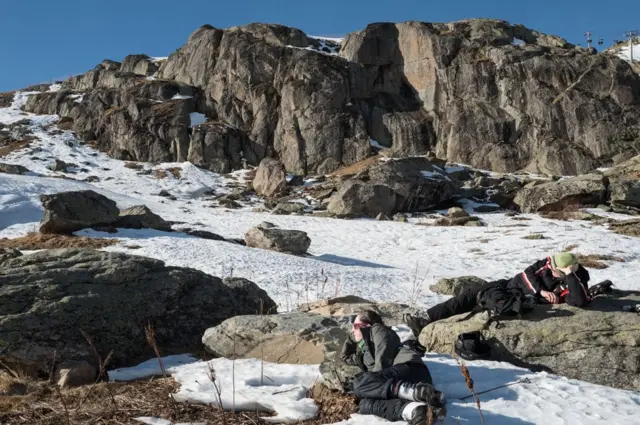 متزلجون يستمتعون بشمس مشرقة في منتجع "سان سورلان دارف" الفرنسي.