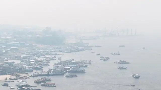 Imagem aérea de Manaus coberta por fumaça de queimadas